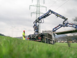 Cteam Baustelle: Kran und Arbeiter bei Montagearbeiten an Energieinfrastruktur. Cteam Baustelle: Kran und Arbeiter bei Montagearbeiten an Energieinfrastruktur.