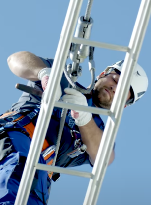 Cteam Experte bei Arbeiten in der Höhe an Telekommunikationsanlage. Cteam Experte bei Arbeiten in der Höhe an Telekommunikationsanlage.