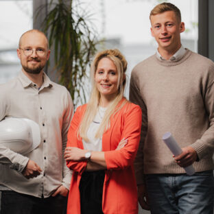 Team von Cteam Consulting und Anlagenbau mit Schutzhelm und Bauplänen. Team von Cteam Consulting und Anlagenbau mit Schutzhelm und Bauplänen.