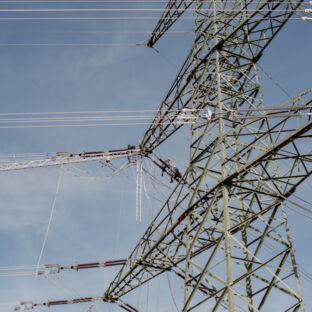 Experten von Cteam bei Wartung und Montage einer Freileitung auf einem Hochspannungsmast. Experten von Cteam bei Wartung und Montage einer Freileitung auf einem Hochspannungsmast.