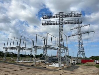 Cteam nodro&scaron;ina energopārvades infrastruktūras izbūvi, ieskaitot augstsprieguma stabus un apak&scaron;staciju aprīkojumu.