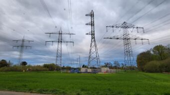 Torres de alta tensão e linhas elétricas, infraestrutura para transmissão de energia robusta e eficiente. Torres de alta tensão e linhas elétricas, infraestrutura para transmissão de energia robusta e eficiente.
