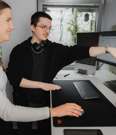 Cteam Team bei der digitalen Projektarbeit.