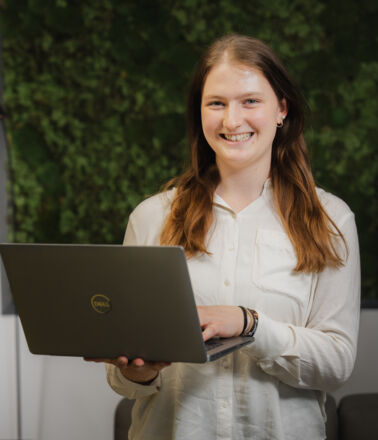 Digitale Lösungen für Consulting und Anlagenbau: Cteam Expertin am Laptop.