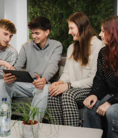 Junge Talente bei Cteam: Teamarbeit und digitales Lernen für zukünftige Projekte. Junge Talente bei Cteam: Teamarbeit und digitales Lernen für zukünftige Projekte.