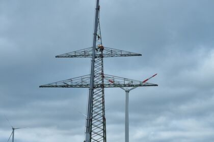 Cteam strādnieki veic augstsprieguma līnijas torņa montāžu. Cteam strādnieki veic augstsprieguma līnijas torņa montāžu.