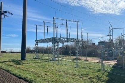 Visokonaponska rasklopna postrojenja i dalekovodi na energetskom području s vjetroelektranama.