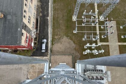 Cteam'in y&uuml;ksek gerilim trafoları ve enerji iletim altyapısı, kule g&ouml;r&uuml;n&uuml;m&uuml;.