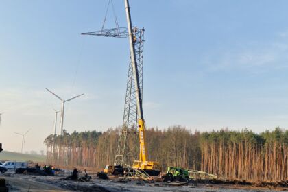 Enerģētikas infrastruktūras celtniecība: augstsprieguma līnijas torņa montāža ar celtniecības tehniku. Enerģētikas infrastruktūras celtniecība: augstsprieguma līnijas torņa montāža ar celtniecības tehniku.