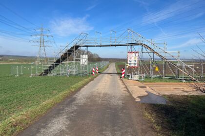 Passage sous échafaudage Cteam pour ligne électrique aérienne, sécurisé et réglementé. Passage sous échafaudage Cteam pour ligne électrique aérienne, sécurisé et réglementé.