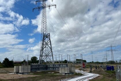 Tērauda konstrukciju montāža pie elektropārvades līnijām. Cteam nodro&scaron;ina augstas kvalitātes darbus elektroenerģētikas projektos.