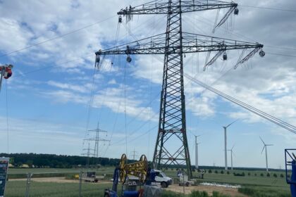 Cteam strādnieki veic augstsprieguma līniju uzturēšanu pie vēja turbīnām. Cteam strādnieki veic augstsprieguma līniju uzturēšanu pie vēja turbīnām.