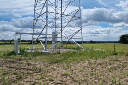 Cteam kulesinin ayakları ve yakınındaki tarlada yeni büyüyen mısırlar, açık havada telekomünikasyon altyapısı. Cteam kulesinin ayakları ve yakınındaki tarlada yeni büyüyen mısırlar, açık havada telekomünikasyon altyapısı.