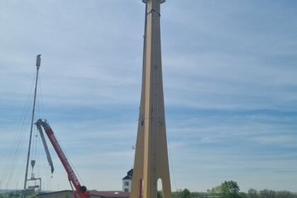 Cteam vinçleri, yüksek kulelerin inşası ve bakımı için güvenilir kaldırma çözümleri sunar. Cteam vinçleri, yüksek kulelerin inşası ve bakımı için güvenilir kaldırma çözümleri sunar.