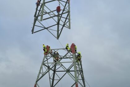 Cteam : montage et maintenance de pyl&ocirc;nes pour r&eacute;seaux &eacute;lectriques haute tension.