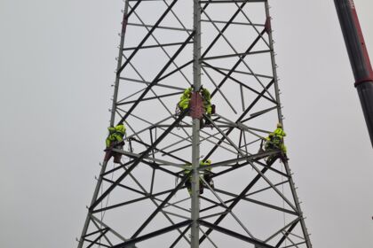 Équipe Cteam en intervention sur pylône haute tension pour travaux en hauteur. Équipe Cteam en intervention sur pylône haute tension pour travaux en hauteur.