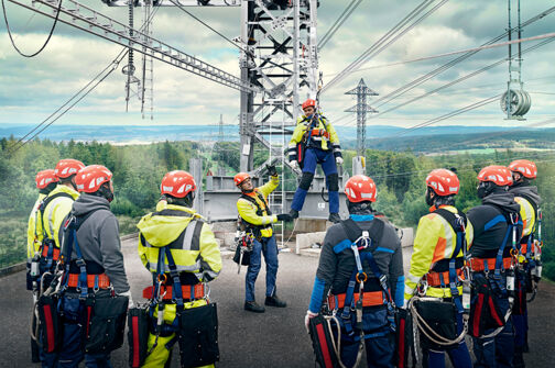 Cteam Monteure im Einsatz: Freileitungsbau und Montage an einer Hochspannungsleitung mit Fokus auf Sicherheit. Cteam Monteure im Einsatz: Freileitungsbau und Montage an einer Hochspannungsleitung mit Fokus auf Sicherheit.