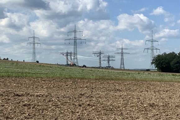 Cteam im Freileitungsbau: Errichtung und Instandhaltung von Hochspannungsleitungen.