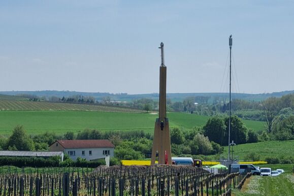 Cteam m&uuml;hendisleri, bir telekom kulesi ve anıt dikerken, kırsal bir alanda saha &ccedil;alışması yapıyor.