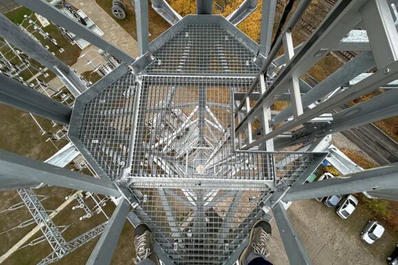 Cteam'in y&uuml;ksek yapılar ve enerji iletim hatları i&ccedil;in g&uuml;venli erişim &ccedil;&ouml;z&uuml;mleri, kule platformları ve merdiven sistemleri.