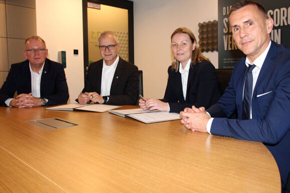 Unterzeichnung wichtiger Dokumente: Cteam Consulting und Anlagenbau mit Partnern bei einem Projektmeeting.