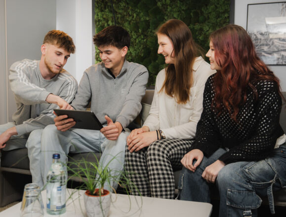 Junge Talente bei Cteam: Teamarbeit und digitales Lernen für zukünftige Projekte. Junge Talente bei Cteam: Teamarbeit und digitales Lernen für zukünftige Projekte.