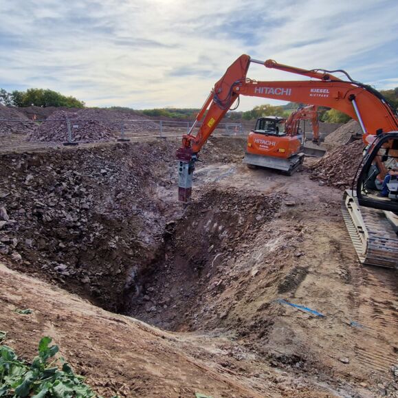 Escavadoras Hitachi em opera&ccedil;&atilde;o, Cteam realiza trabalhos de demoli&ccedil;&atilde;o e escava&ccedil;&atilde;o em canteiro de obras.
