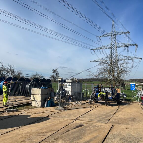 Travaux sur un chantier électrique avec câbles et équipements Cteam. Travaux sur un chantier électrique avec câbles et équipements Cteam.
