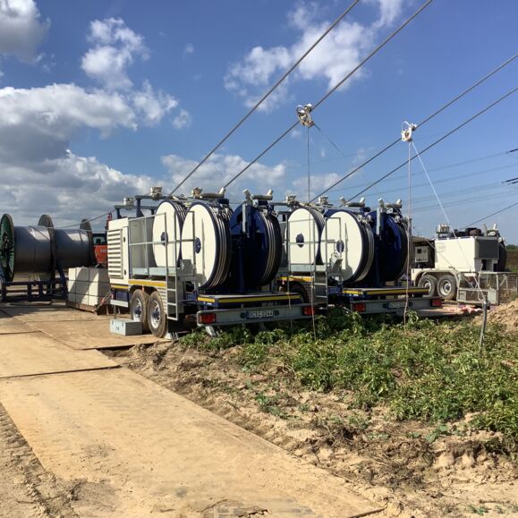 Equipamento Cteam para lan&ccedil;amento de cabos em linhas a&eacute;reas.