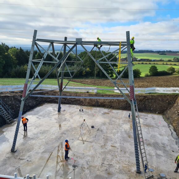 Montage d'une structure d'infrastructure &eacute;lectrique par des professionnels Cteam.