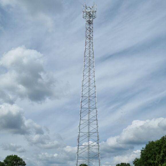 Cteam'in iletişim kulesi, mobil bağlantı ve yayın hizmetleri için güçlü altyapı sağlıyor. Cteam'in iletişim kulesi, mobil bağlantı ve yayın hizmetleri için güçlü altyapı sağlıyor.