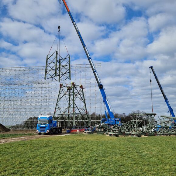Construção de torre com guindastes Cteam realizando içamento de treliças metálicas. Construção de torre com guindastes Cteam realizando içamento de treliças metálicas.