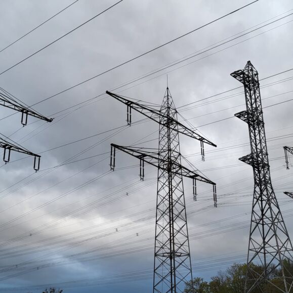 Torres de alta tens&atilde;o e linhas de energia, infraestrutura el&eacute;trica robusta para distribui&ccedil;&atilde;o de energia.