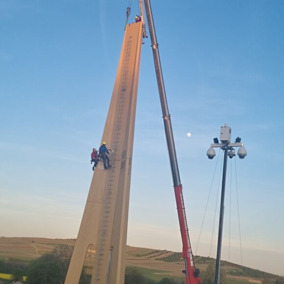 Cteam vin&ccedil; ile y&uuml;ksek yapı montajı yapan iş&ccedil;iler.