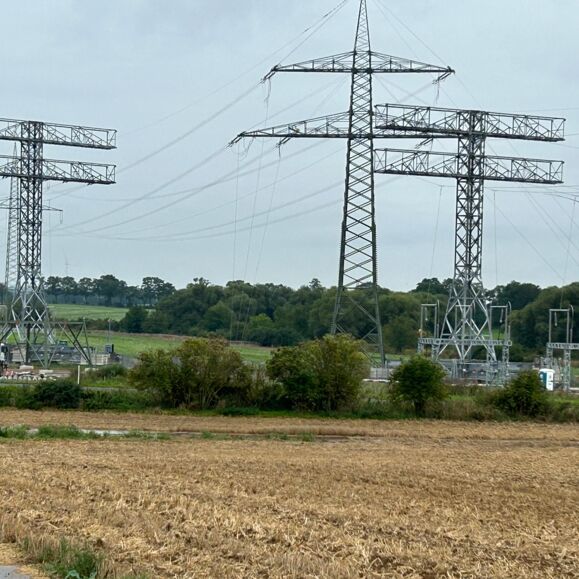 Cteam uzstāda augstsprieguma elektrolīniju torņus un infrastruktūru, nodrošinot uzticamu elektroenerģijas piegādi. Cteam uzstāda augstsprieguma elektrolīniju torņus un infrastruktūru, nodrošinot uzticamu elektroenerģijas piegādi.