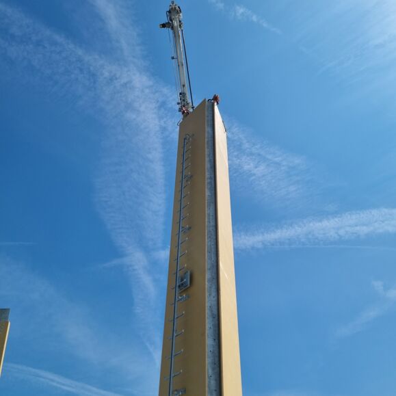 Cteam vin&ccedil; ile y&uuml;ksek kule montajı. G&ouml;ky&uuml;z&uuml;nde parlak bir g&uuml;n.