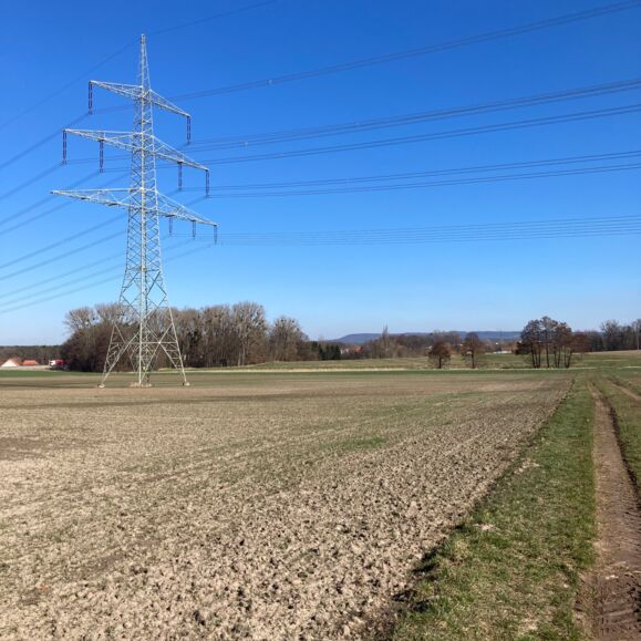 Visokonaponski stupovi i dalekovodi marke Cteam, ključni za prijenos energije u ruralnim područjima.