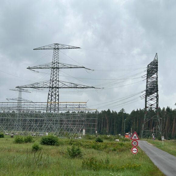 Cteam nodro&scaron;ina augstsprieguma elektrotīklu būvniecību un uzturē&scaron;anu, kā redzams uz &scaron;ī attēla ar augstsprieguma mastiem.