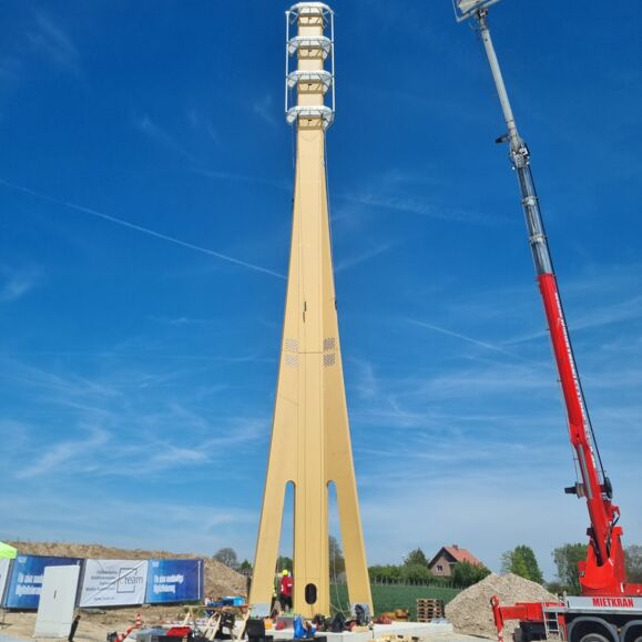 Cteam'in kule montajı i&ccedil;in kullanılan vin&ccedil; ve yapının g&ouml;r&uuml;nt&uuml;s&uuml;.