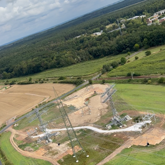 Enerģētikas infrastruktūras būvniecība: jaunas augstsprieguma līnijas torņu montāža. Enerģētikas infrastruktūras būvniecība: jaunas augstsprieguma līnijas torņu montāža.