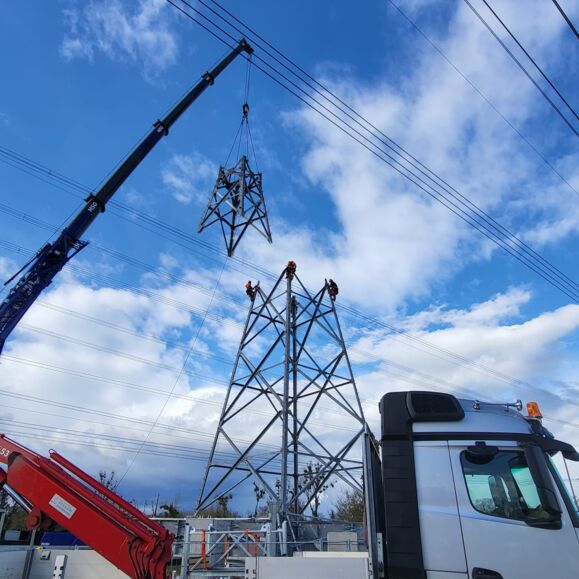 Montagem de torre metálica com guindaste e equipe Cteam. Montagem de torre metálica com guindaste e equipe Cteam.