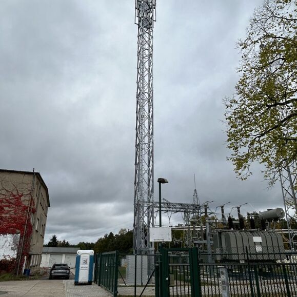 Cteam'in iletişim kulesi ve trafo istasyonu önünde bulunan mobil tuvalet ve araç. Cteam'in iletişim kulesi ve trafo istasyonu önünde bulunan mobil tuvalet ve araç.
