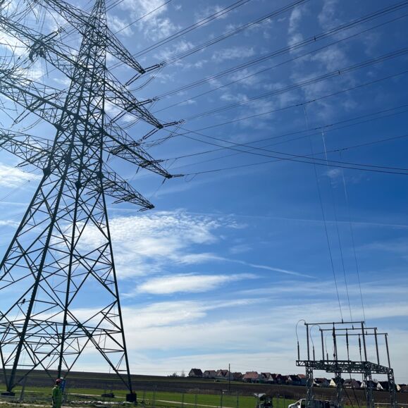 Réseau électrique haute tension : pylône, lignes et équipements, expertise Cteam. Réseau électrique haute tension : pylône, lignes et équipements, expertise Cteam.
