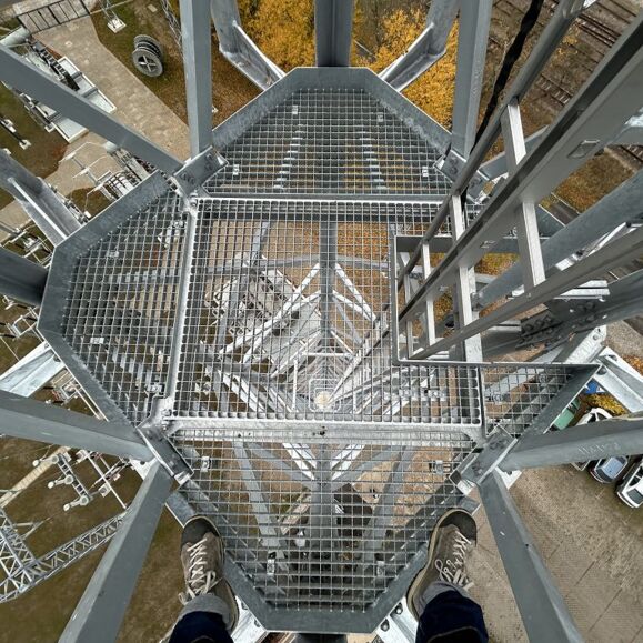 Cteam'in yüksek yapılar ve enerji iletim hatları için güvenli erişim çözümleri, kule platformları ve merdiven sistemleri. Cteam'in yüksek yapılar ve enerji iletim hatları için güvenli erişim çözümleri, kule platformları ve merdiven sistemleri.