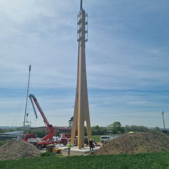 Cteam'in ahşap kule yapımında vinç ve işçilerle destek verdiği inşaat alanı. Cteam'in ahşap kule yapımında vinç ve işçilerle destek verdiği inşaat alanı.