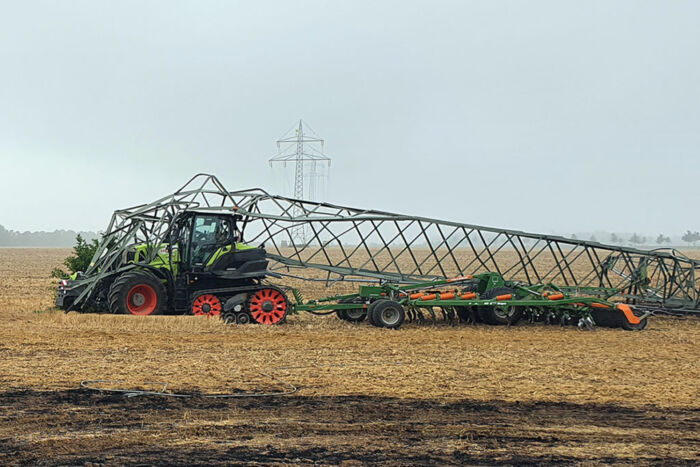 Tracteur agricole tirant une structure métallique dans un champ. Tracteur agricole tirant une structure métallique dans un champ.