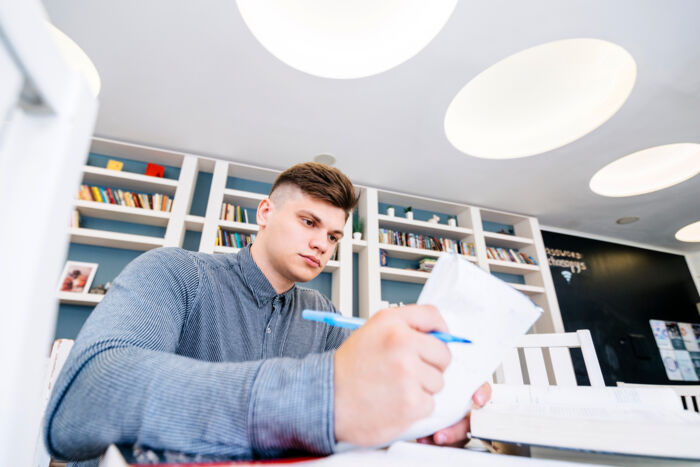 Konzentrierte Arbeit an technischen Dokumenten f&uuml;r Projekte bei Cteam Consulting und Anlagenbau.