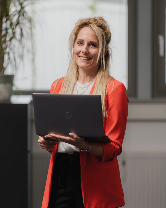 Cteam: Expertin f&uuml;r Anlagenbau nutzt Laptop f&uuml;r Beratung und Planungsprojekte.