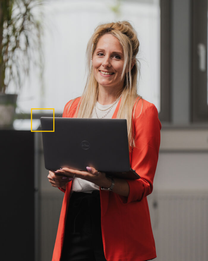 Professionnelle Cteam souriante avec ordinateur portable, symbole de l'expertise technologique et de l'innovation. Professionnelle Cteam souriante avec ordinateur portable, symbole de l'expertise technologique et de l'innovation.