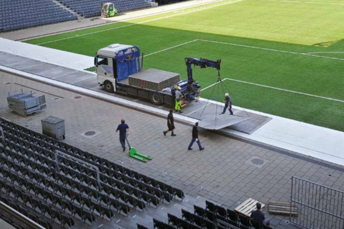 Cteam Logistik und Montage im Stadion beim Aufbau von Bodenelementen.